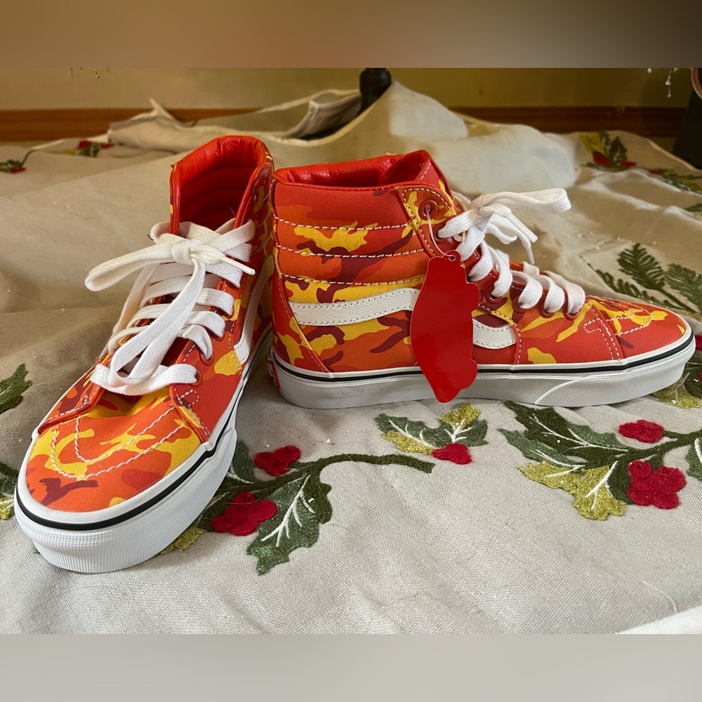 VANS Mid Top Orange Camouflage shoes size 7 NWOT